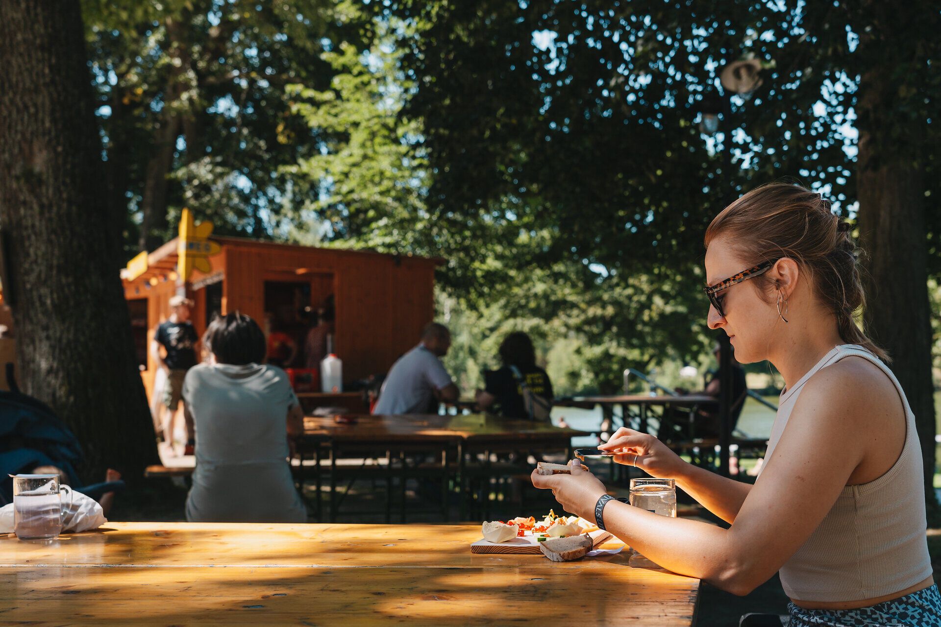 Genießen Sie die entspannte Atmosphäre unter schattenspendenden Bäumen, während Sie köstliche regionale Speisen probieren. Der Sommer im Waldviertel lädt dazu ein, die Seele baumeln zu lassen und die Schönheit der Natur zu erleben.