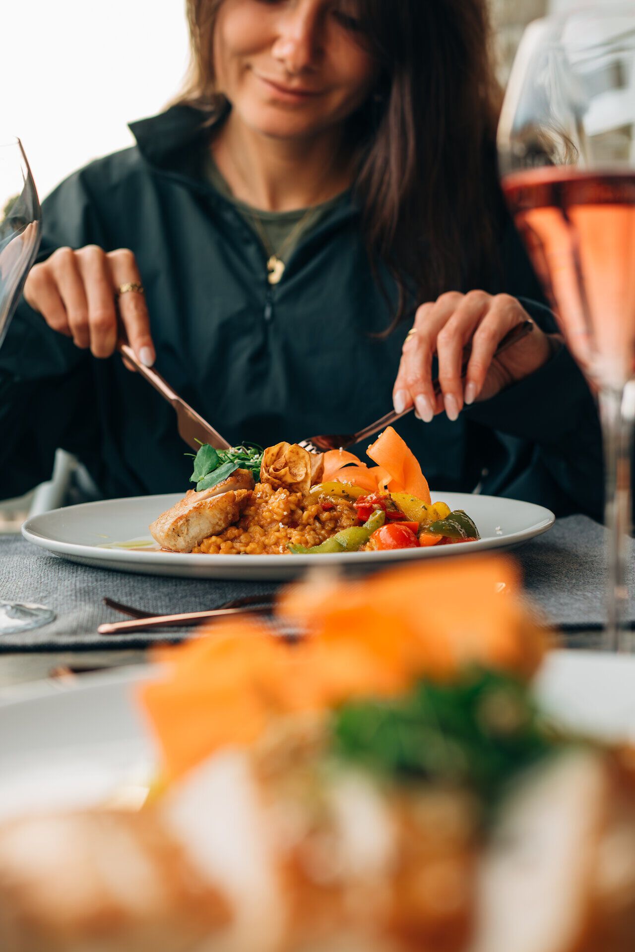Eine Person, die gerade in ihr Essen schneidet
