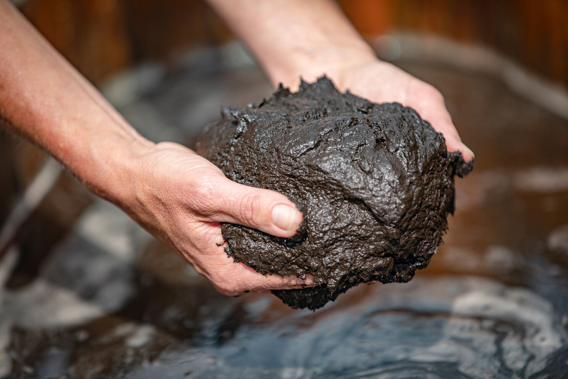 Inmitten der unberührten Natur entfaltet sich die heilende Kraft des Moores, während die sanften Hände die dunkle, nährstoffreiche Erde formen. Hier, wo Gesundheit und Erholung Hand in Hand gehen, spüren Besucher die wohltuende Wirkung des Moorbades auf Körper und Geist.