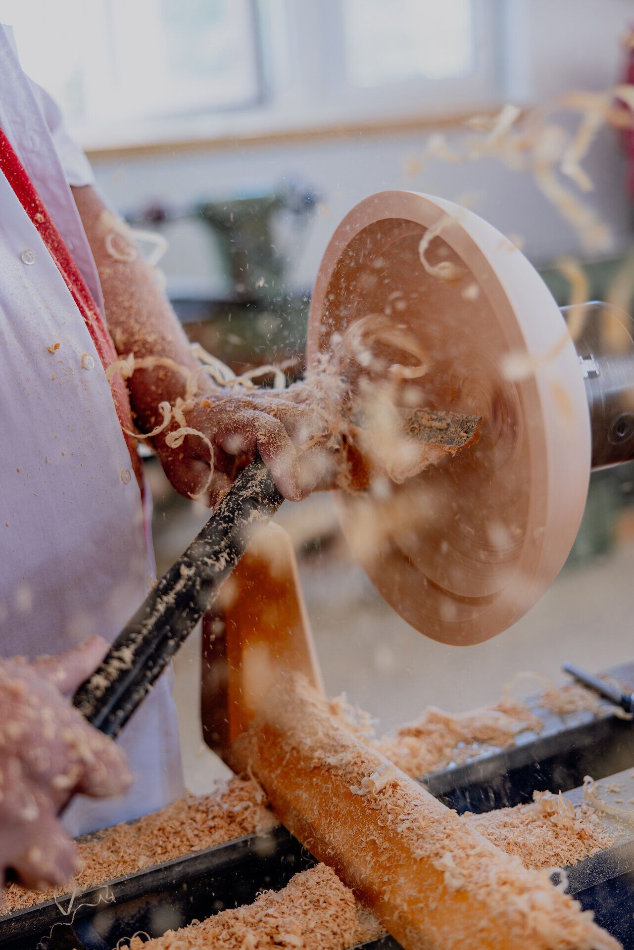 In der Drechslerei Reiter wird mit viel Geschick und Leidenschaft aus rohem Holz kunstvolle Objekte geschaffen. Der feine Duft von frischem Holz und das sanfte Geräusch der Maschinen schaffen eine einladende Atmosphäre, die Handwerkskunst lebendig werden lässt.