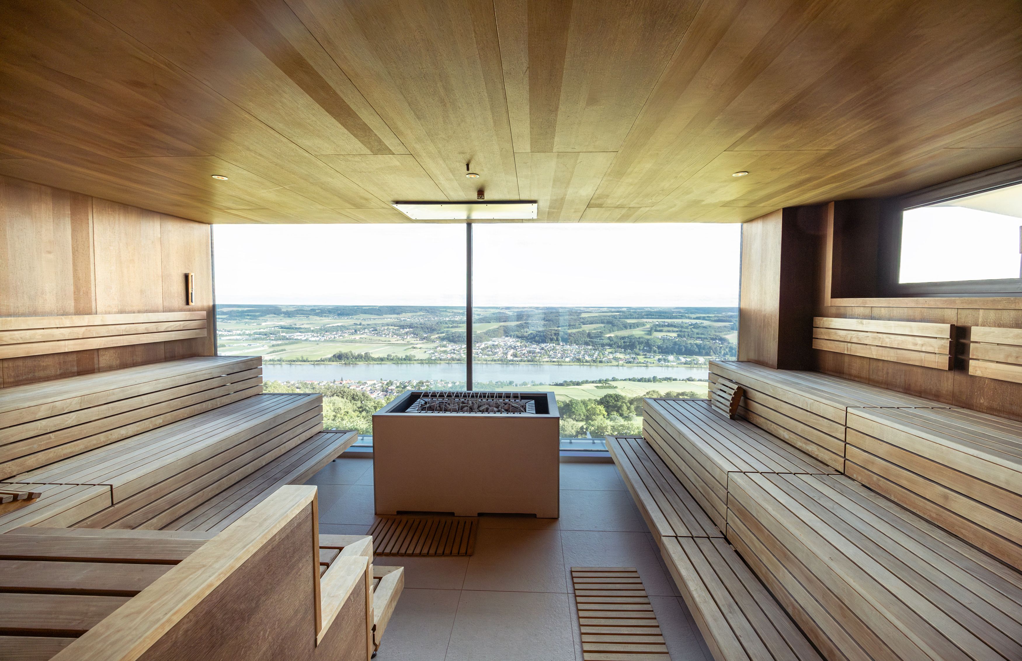 Innenansicht einer Sauna mit Panoramablick auf eine Landschaft.