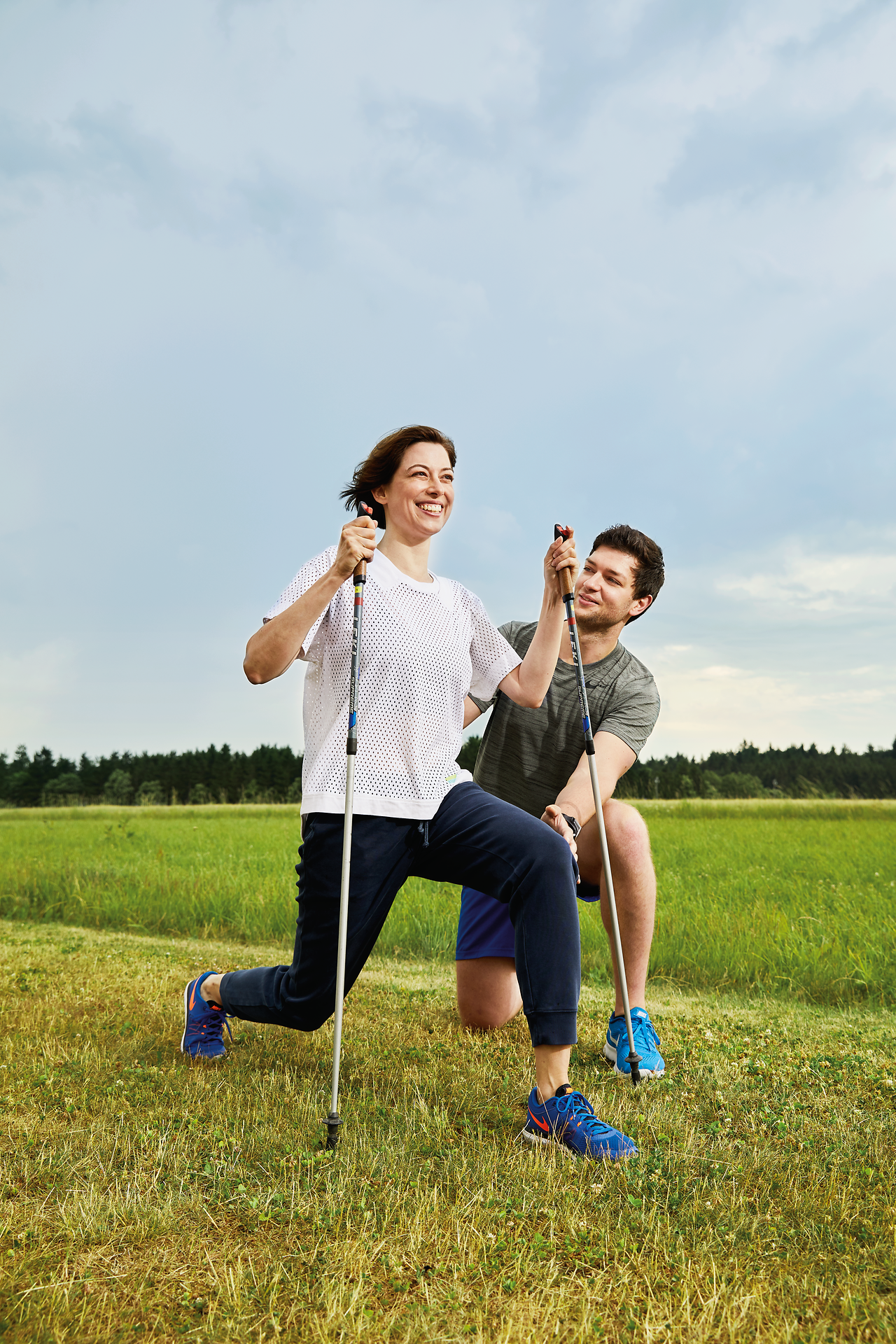 In der malerischen Landschaft des Waldviertels genießen zwei Menschen die frische Luft und die Schönheit der Natur. Mit Nordic-Walking-Stöcken in der Hand strahlen sie Freude und Vitalität aus, während sie sich aktiv bewegen und die Umgebung erkunden. Diese harmonische Verbindung von Bewegung und Natur lädt dazu ein, die Seele baumeln zu lassen und neue Energie zu tanken.