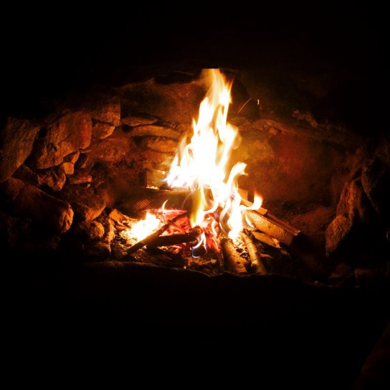 Feuerstelle direkt unterhalb der Berghütte
