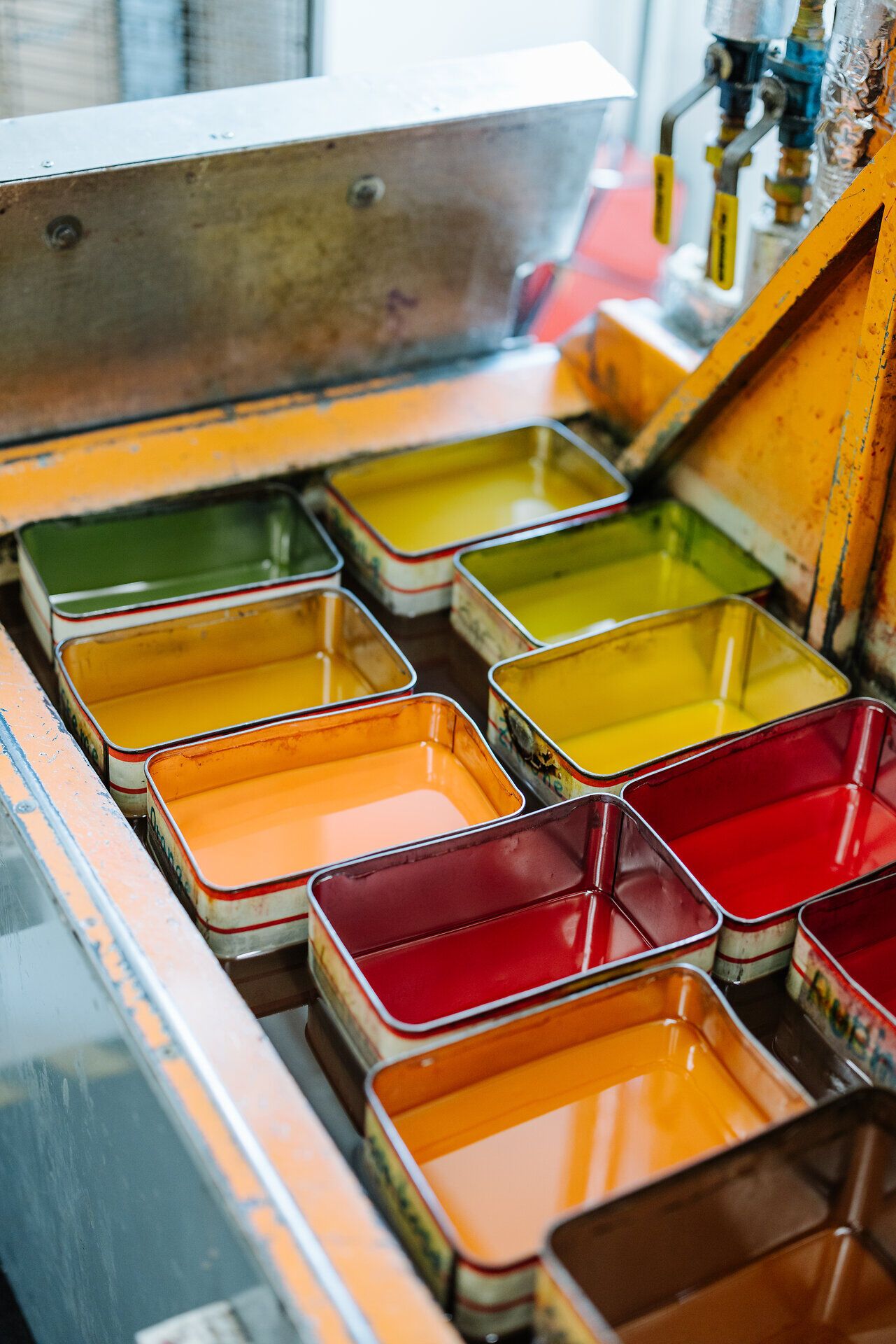 Die leuchtenden Farben der Kochkerzen verleihen der Umgebung eine festliche Atmosphäre. Hier, wo Tradition und Handwerk aufeinandertreffen, spürt man die Leidenschaft der Kunsthandwerker. Ein Besuch in dieser charmanten Region verspricht unvergessliche Erlebnisse und eine tiefe Verbundenheit zur Natur.