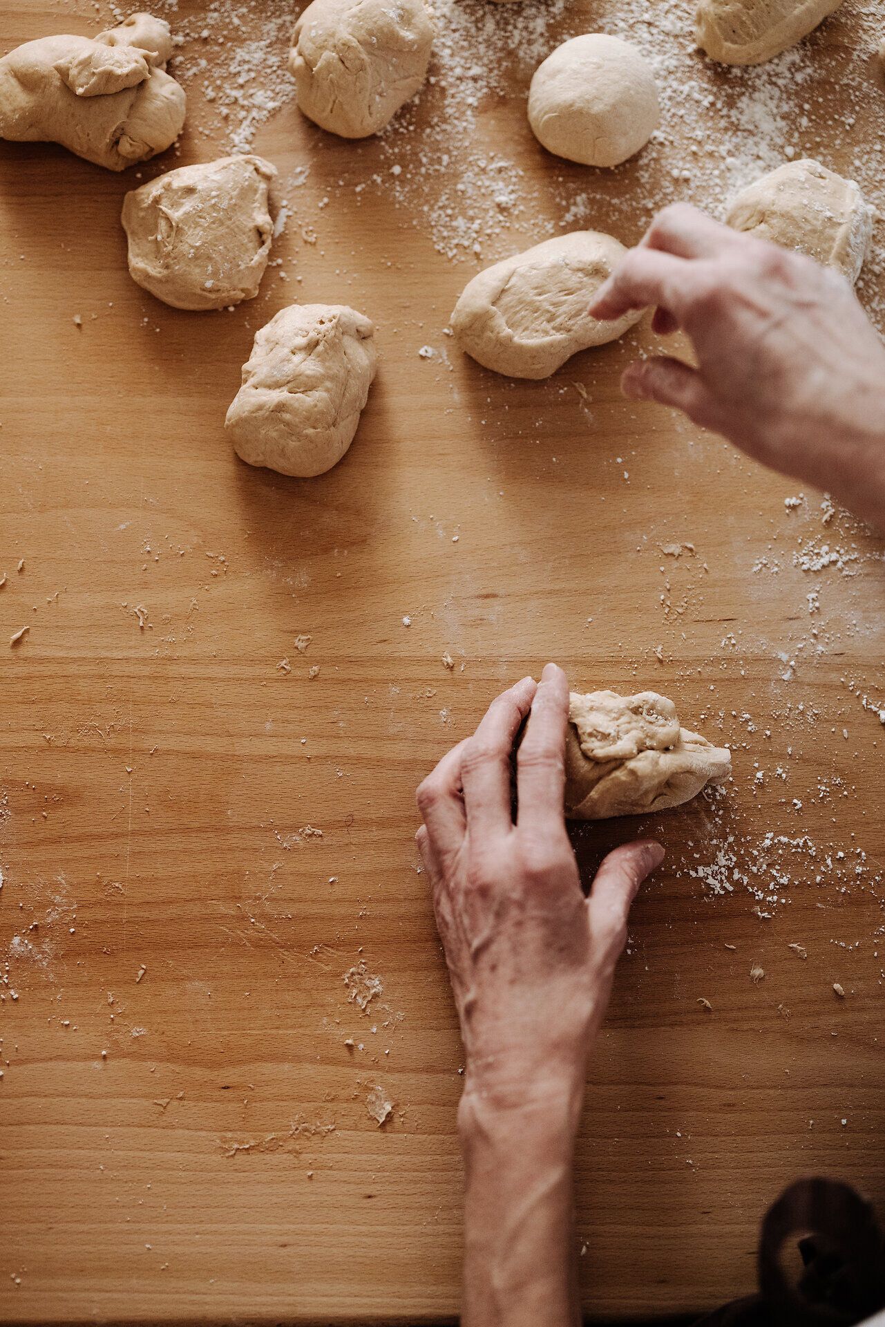 In der warmen, einladenden Atmosphäre der Bio-Backschule werden frische Teiglinge liebevoll geformt. Der Duft von frisch gebackenem Brot erfüllt den Raum und verspricht ein unvergessliches Geschmackserlebnis. Hier wird die Kunst des Brotbackens mit Leidenschaft und Hingabe gelehrt.