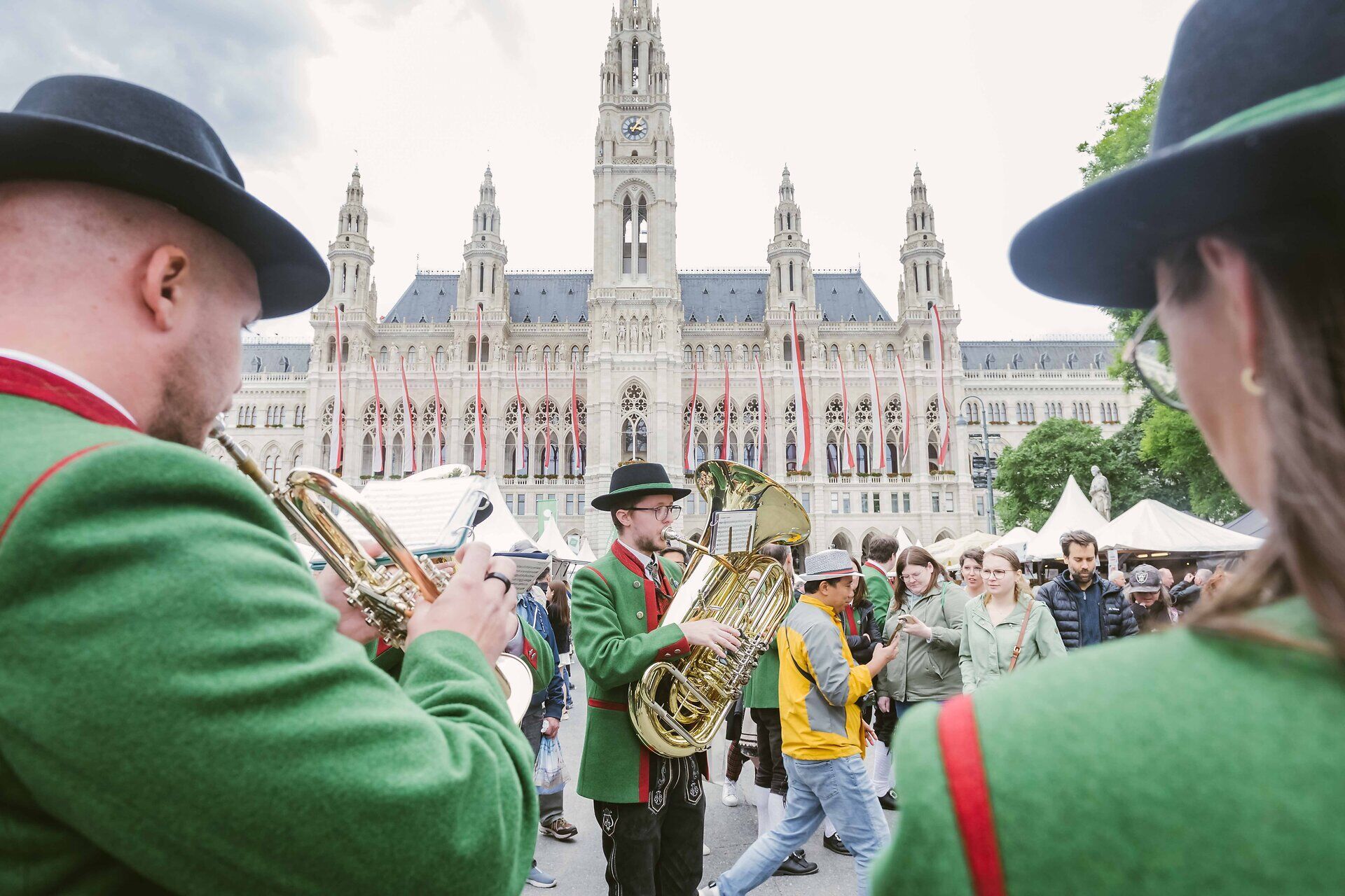 Platzkonzert mit Blasmusikinstrumenten vor dem Wiener Rathaus
