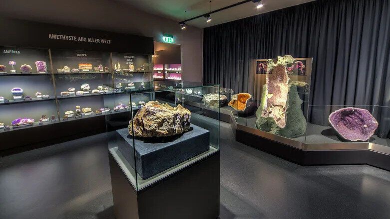 In einem faszinierenden Raum voller glitzernder Amethysten entfaltet sich die Schönheit der Natur in ihrer reinsten Form. Die funkelnden Kristalle strahlen in verschiedenen Violetttönen und laden Besucher ein, die Wunder der Mineralienwelt zu entdecken. Ein Ort der Ruhe und Inspiration, der die Sinne verzaubert.