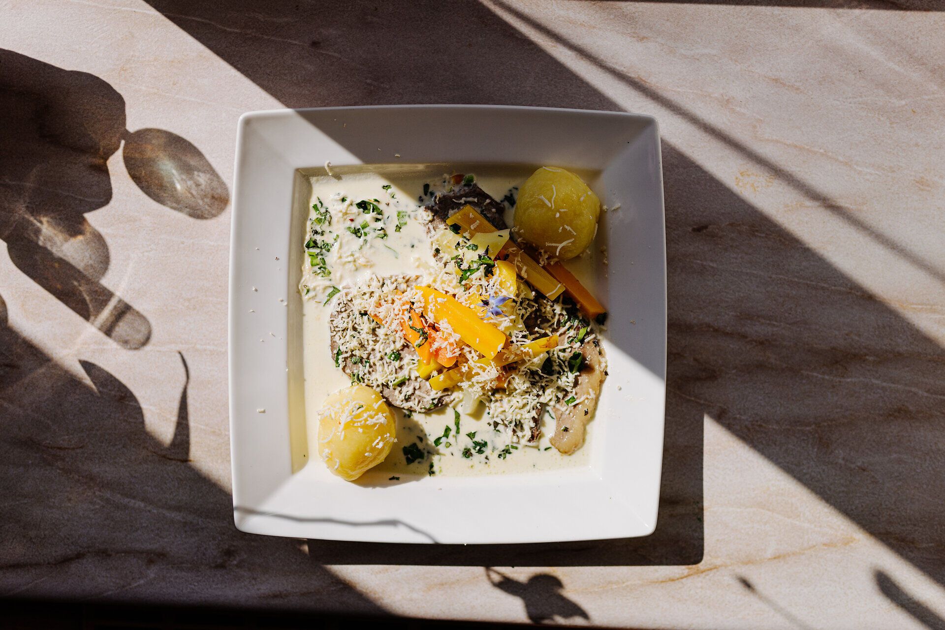 Ein köstliches Gericht aus frischen, regionalen Zutaten lädt zum Genießen ein. Die harmonische Kombination aus zarten Kartoffeln und buntem Gemüse verspricht ein Geschmackserlebnis, das die Sinne verzaubert. Hier wird die Liebe zur heimischen Küche spürbar.