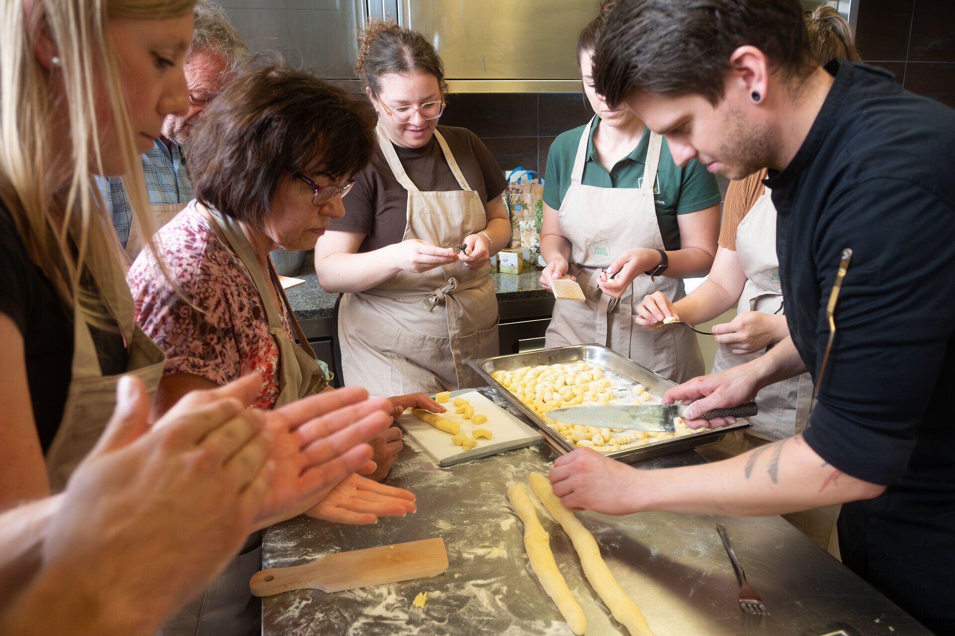 Erdäpfel Kochkurs Gruppe bei der Arbeit