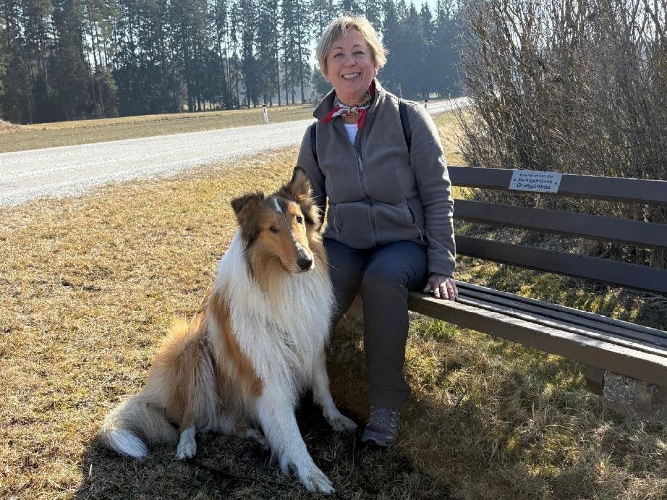 Brigitte Fröhlich und Wanderhund Jupi