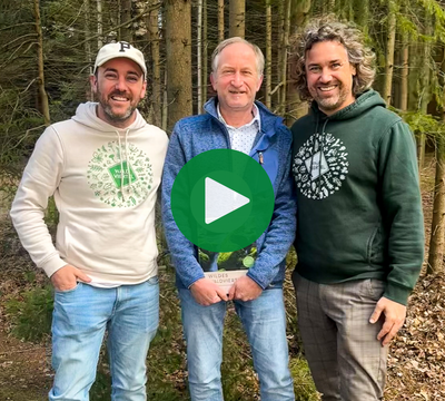 3 Personen vor einer Waldkulisse mit Blick in die Kamera