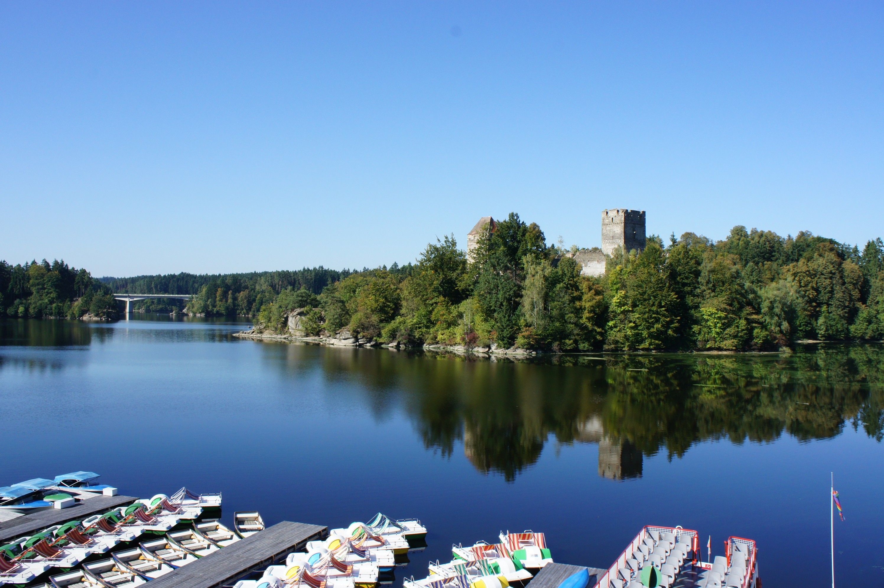Boote am See mit Burg im Hintergrund.