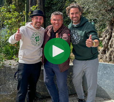 3 Personen vor einem Garten lachend in die Kamera