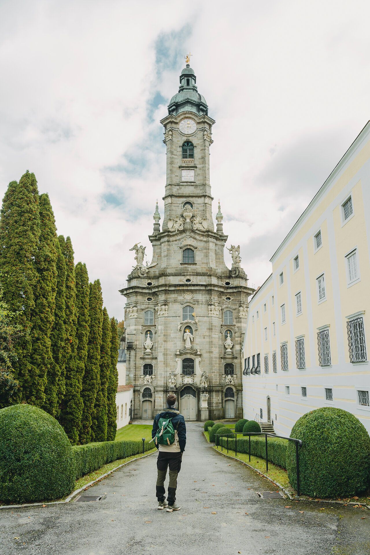 Die majestätische Architektur des Stifts Zwettl erhebt sich stolz gegen den herbstlichen Himmel, während die grünen Hecken und Bäume eine einladende Atmosphäre schaffen. Ein Spaziergang entlang des gepflegten Weges verspricht nicht nur atemberaubende Ausblicke, sondern auch eine tiefere Verbindung zur Geschichte und Kultur dieser beeindruckenden Stätte.