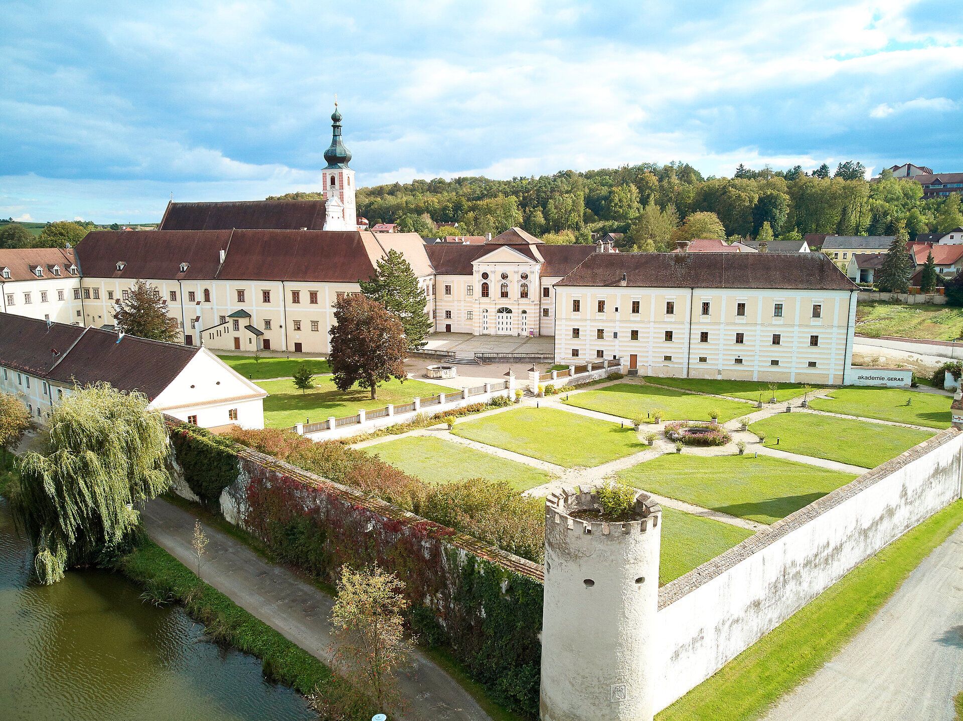 Umgeben von sanften Hügeln und üppigem Grün strahlt das Stift Geras eine friedliche Atmosphäre aus. Die harmonische Architektur und die gepflegten Gärten laden dazu ein, die Seele baumeln zu lassen und die Schönheit der Natur zu genießen.
