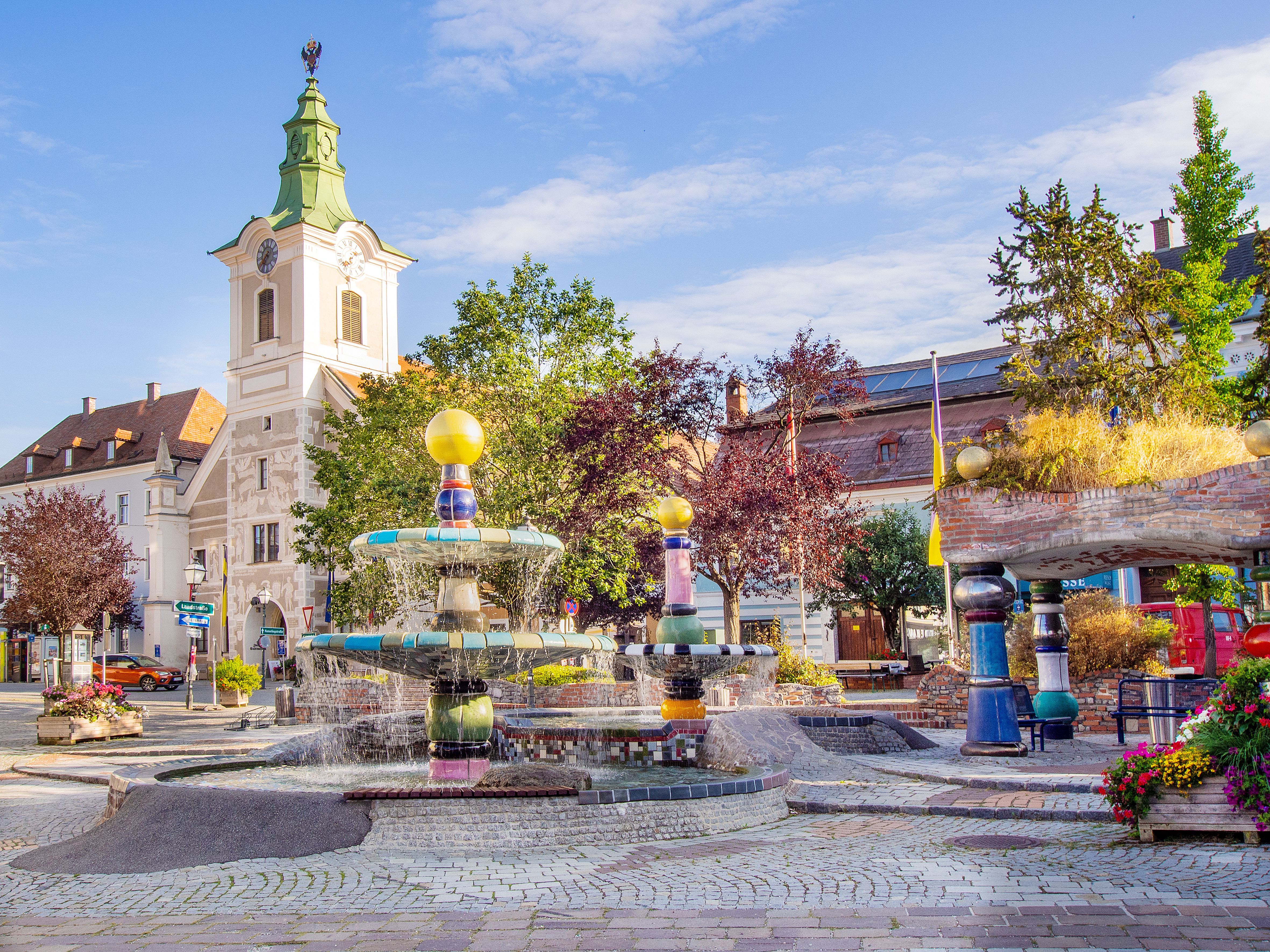 Stadtplatz Zwettl mit buntem Brunnen und Altem Rathaus im Hintergrund