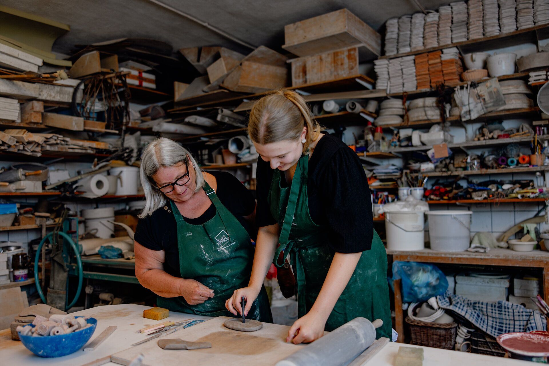 In der gemütlichen Werkstatt von Keramik Hrouza entstehen mit viel Leidenschaft einzigartige Kunstwerke aus Ton. Die harmonische Atmosphäre und das geschickte Handwerk der Teilnehmer laden dazu ein, die kreative Seite zu entdecken und selbst aktiv zu werden.
