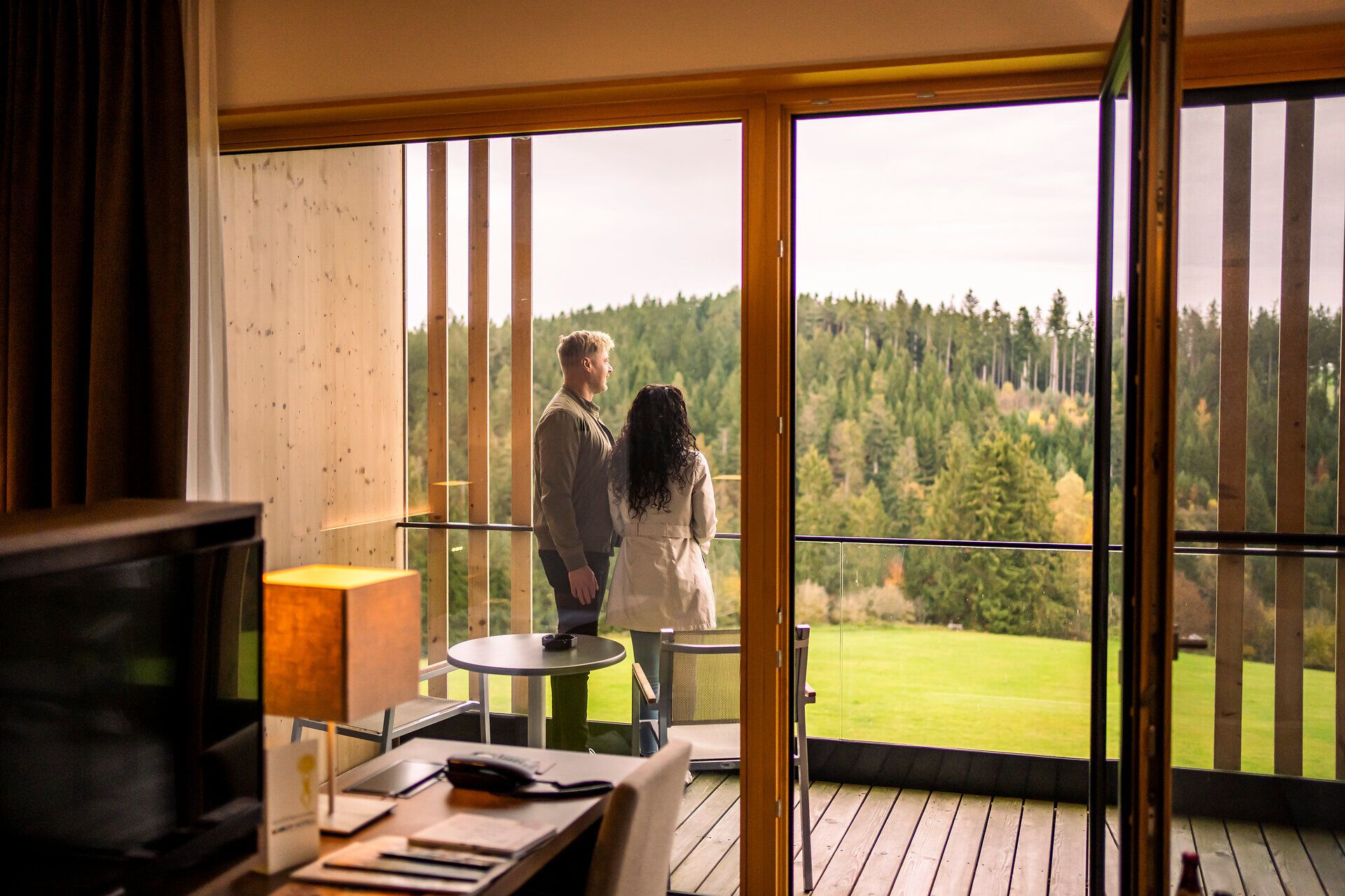 Genießen Sie den atemberaubenden Blick auf die sanften Hügel und dichten Wälder, die in den warmen Farben des Herbstes erstrahlen. Die ruhige Atmosphäre lädt dazu ein, die Seele baumeln zu lassen und die frische Bergluft zu atmen. Ein perfekter Ort, um die Schönheit der Natur zu erleben und unvergessliche Momente zu sammeln.