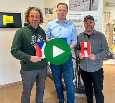 3 lachende Personen mit einer CZ, Europa und AT Flagge in der Hand mit Blick in die Kamera