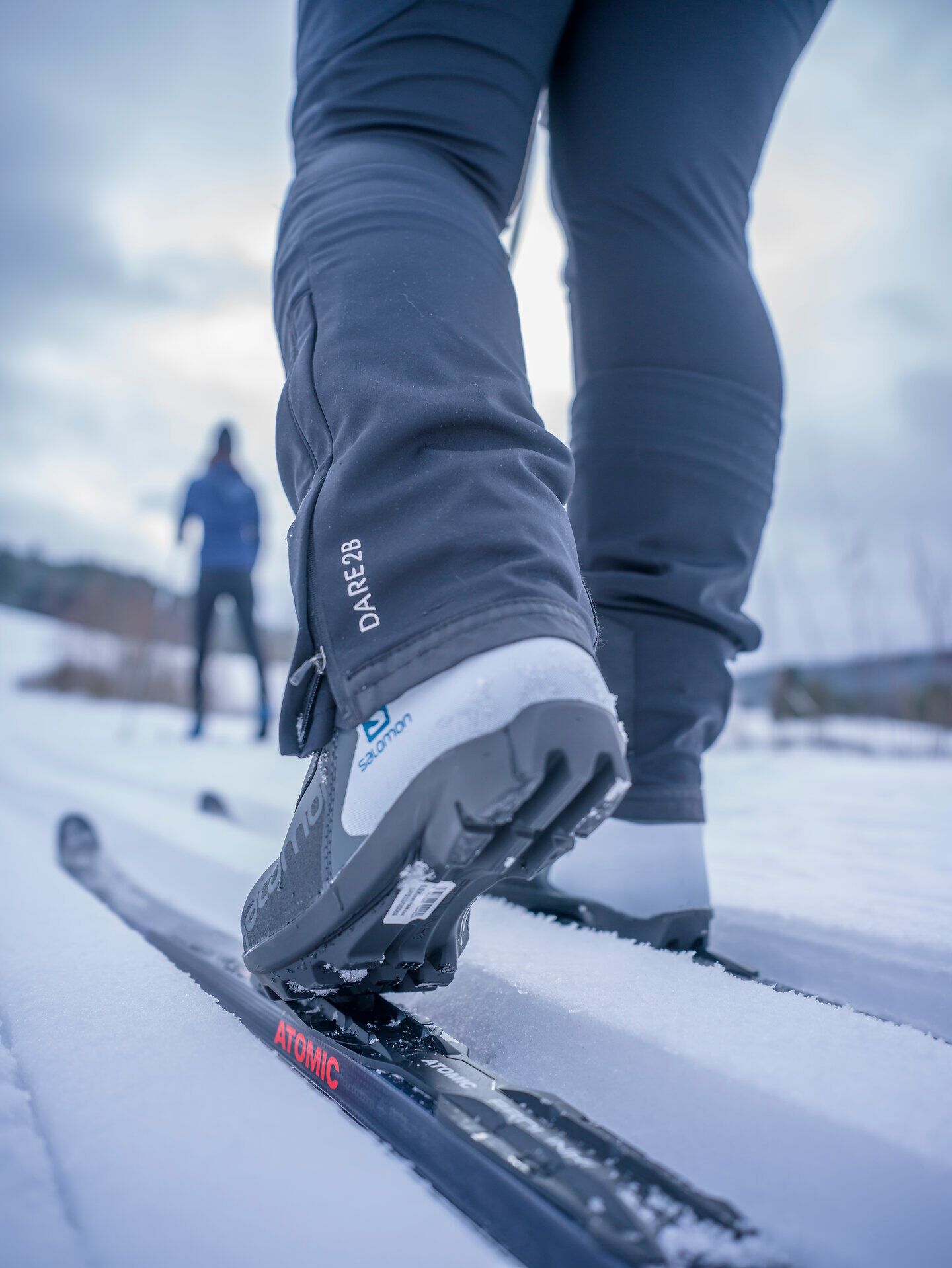 Die sanften Hügel des Winters laden zu einer erfrischenden Langlauftour ein. Die schneebedeckten Landschaften und die klare, kalte Luft schaffen eine perfekte Kulisse für sportliche Abenteuer in der Natur. Genießen Sie die Ruhe und die Schönheit der winterlichen Umgebung.