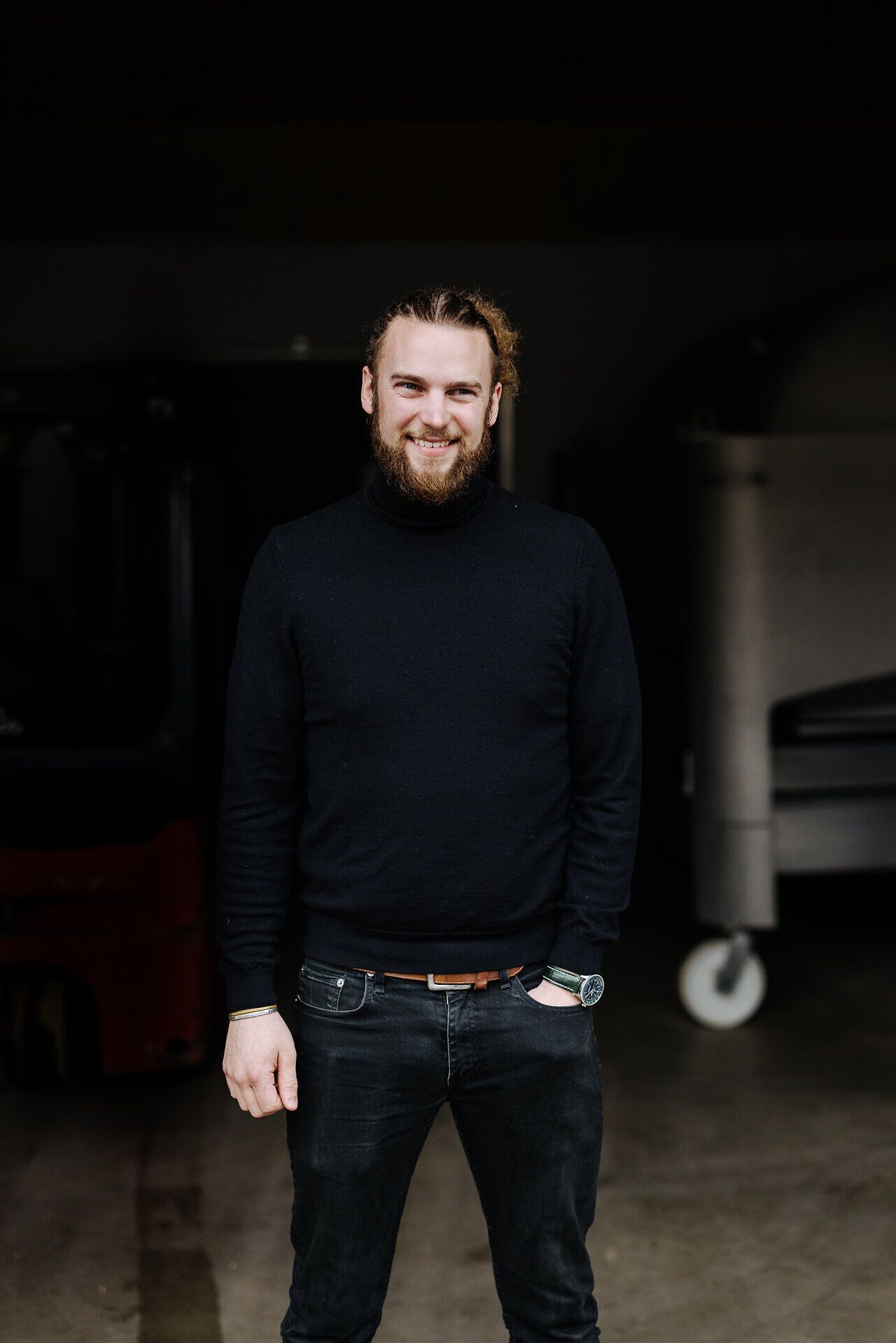 Inmitten der sanften Hügel des Kamptals entfaltet sich eine malerische Weinlandschaft, die zum Verweilen einlädt. Die warmen Sonnenstrahlen tauchen die Reben in goldenes Licht und schaffen eine Atmosphäre der Ruhe und Entspannung. Hier, wo die Natur und die Tradition des Weinbaus harmonisch verschmelzen, erleben Besucher unvergessliche Genussmomente.