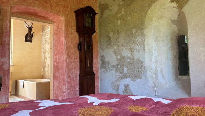 Romanisches Fenster im Schlafzimmer, &copy; Cultraum_Strass, Fotoraf Hans St&ouml;ckelmaier