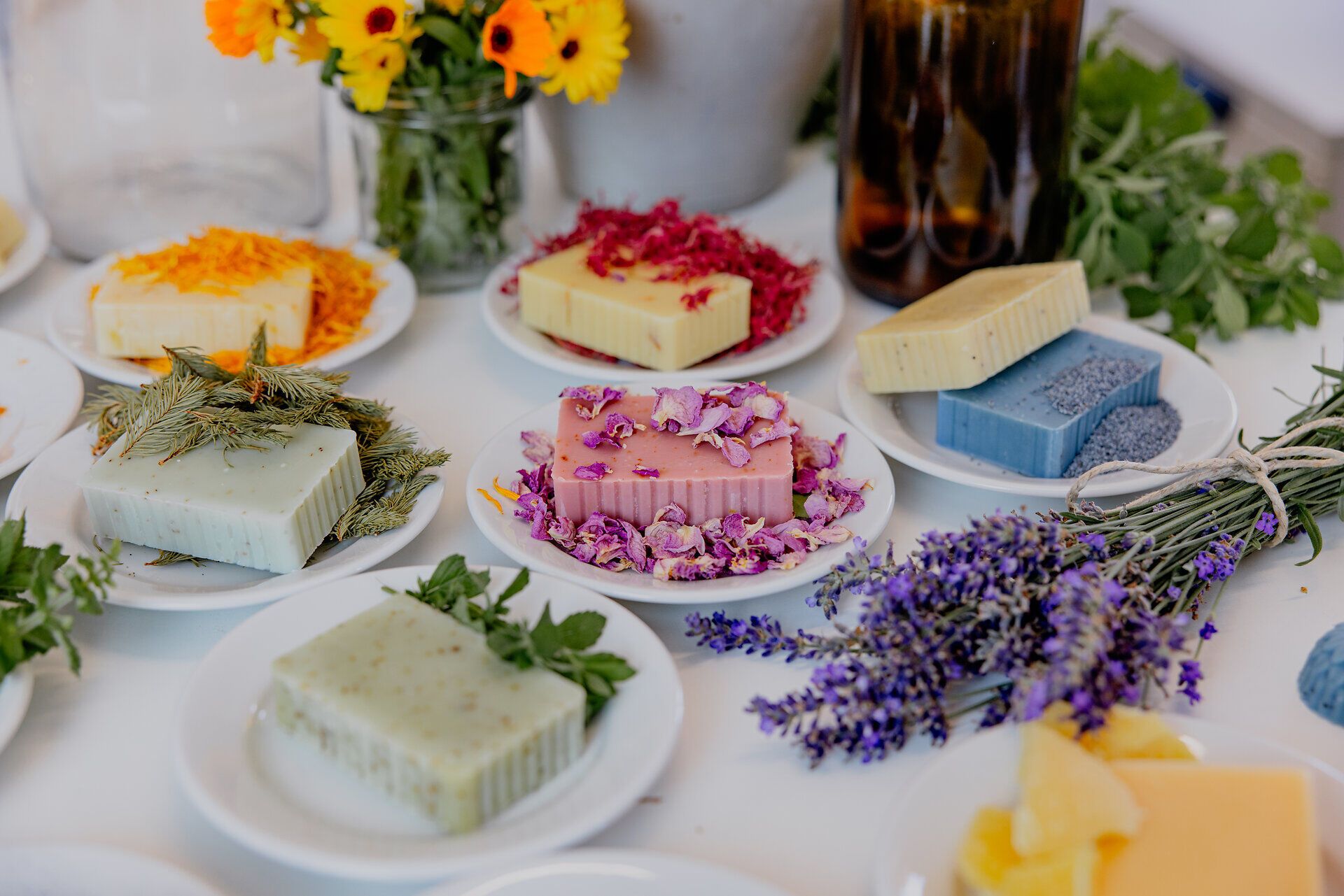 In den charmanten Werkstätten des Waldviertels entfaltet sich die Kunst des Seifensiedens. Bunte Seifenstücke, verziert mit duftenden Blüten und frischen Kräutern, laden dazu ein, die Sinne zu verwöhnen und die Kreativität zu entdecken. Ein Ort, an dem Handwerk und Natur harmonisch verschmelzen.