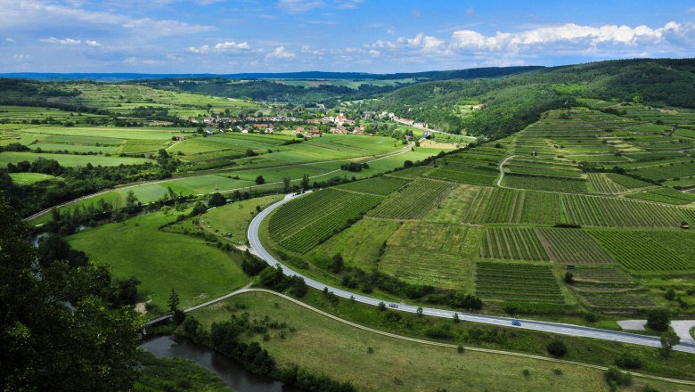 Landschaft im Naturpark Kamptal Schönberg mit Feldern, Straßen und einem Fluss.