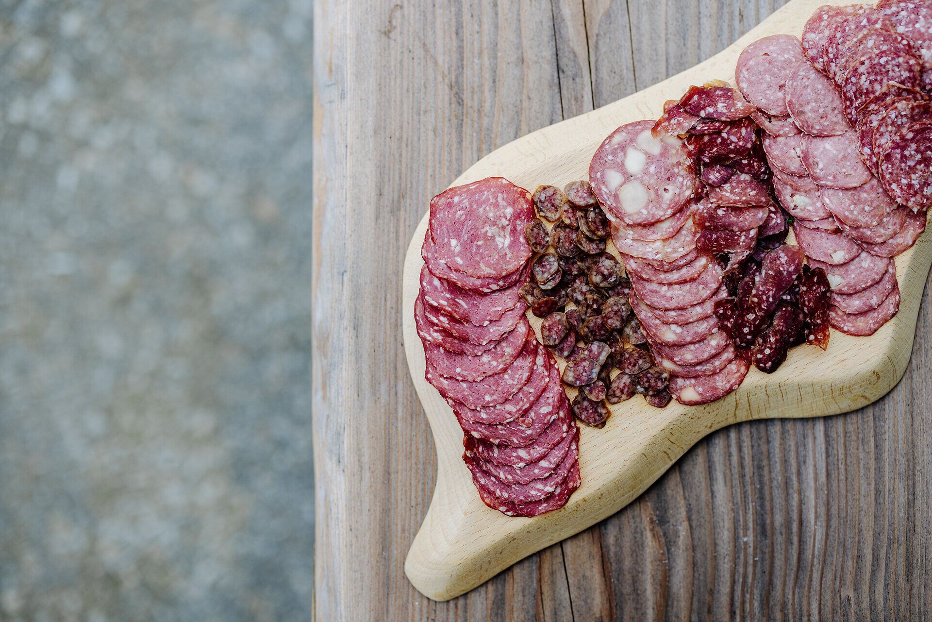 Ein köstlicher Aufschnitt aus regionalen Spezialitäten lädt dazu ein, die Aromen der Umgebung zu entdecken. Die kunstvoll angerichteten Wurst- und Schinkensorten versprechen ein Geschmackserlebnis, das die Sinne verwöhnt und die Vorfreude auf eine genussvolle Zeit in der Natur weckt.