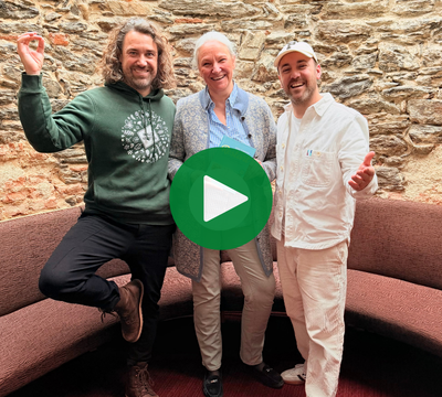 3 lachende Personen mit Blick in die Kamera