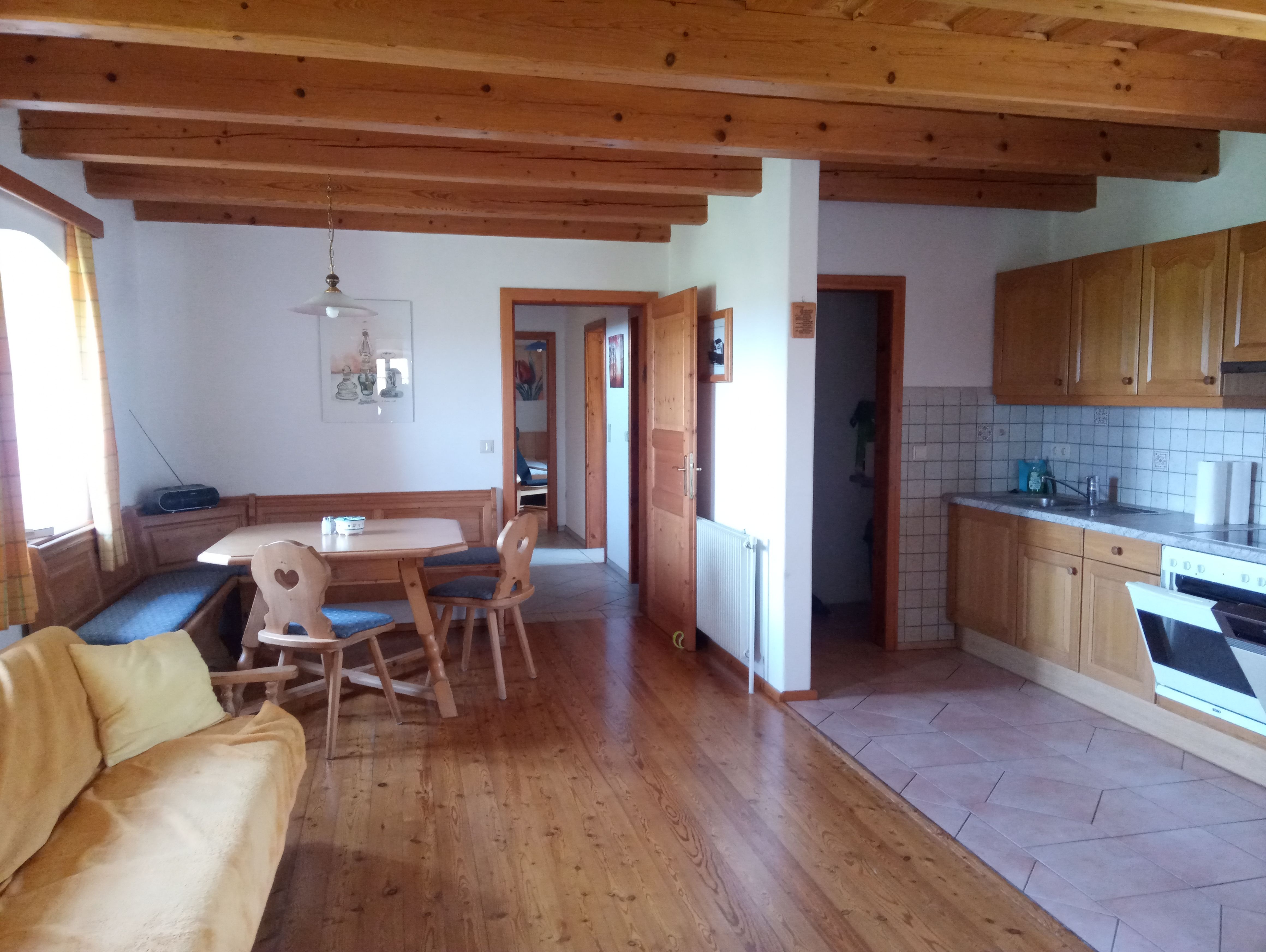 Gemütliche Ferienwohnung mit Holzmöbeln und Küche.