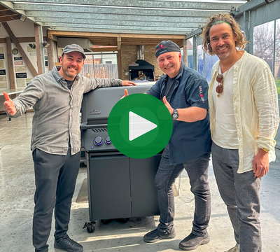 3 Personen vor einem Grill mit Blick in die Kamera