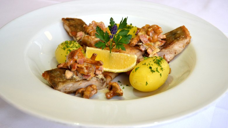 Karpfenfilet mit Eierschwammerl-Speck-Sauce, © Gasthof Schönauer