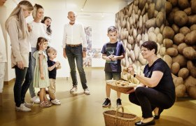 Gruppe von Menschen in einem Museum mit Kartoffelthema.