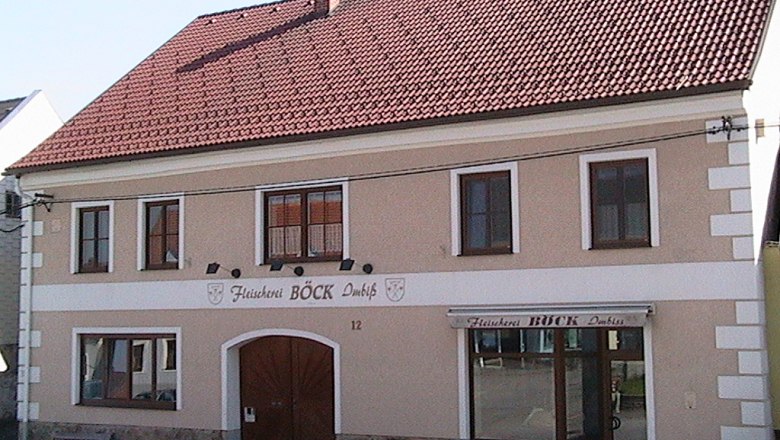 Fleischerei Böck Gebäude mit Imbiss in einem zweistöckigen Haus.