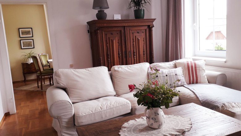 Das Wohnzimmer mit Blick ins Speisezimmer, © U.E.