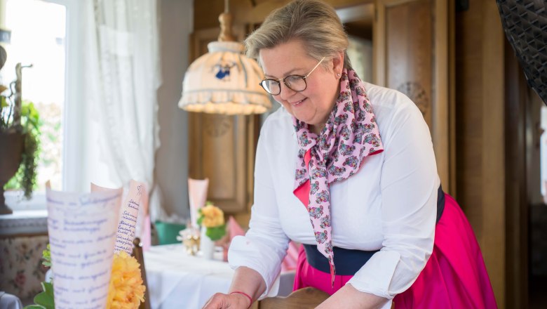 Wirtin Maria-Luise serviert Marillenknödel