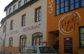 Außenansicht eines Gebäudes mit der Aufschrift 'Stadtcafe Restaurant'.