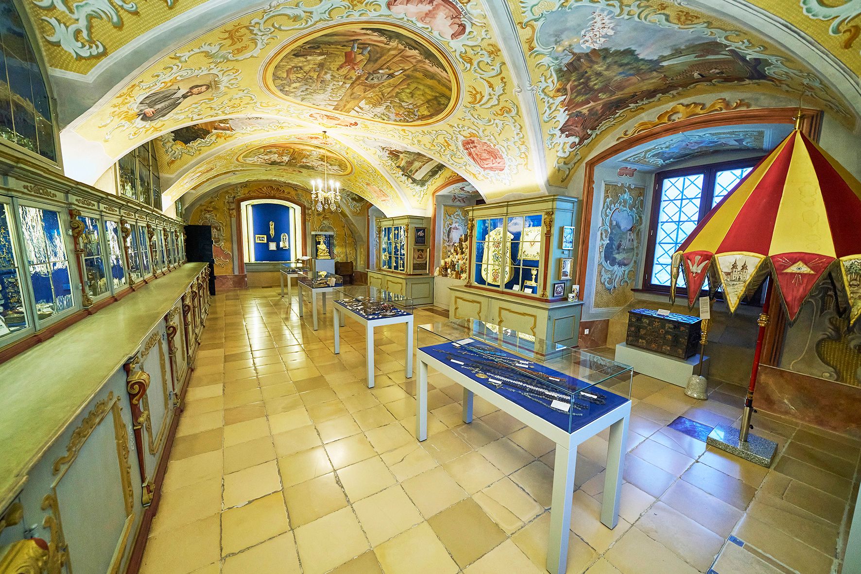 Innenansicht der Schatzkammer der Basilika Maria Taferl mit dekorierten Decken und Vitrinen.