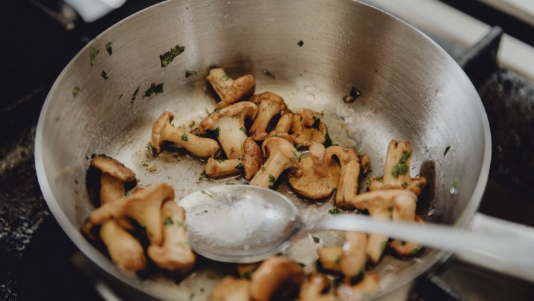 Chanterelles in a pan with herbs.
