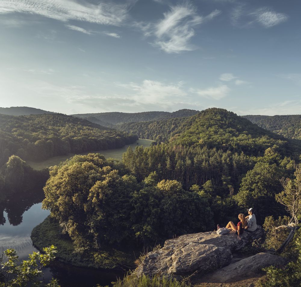 Naturlandschaft mit Thayafluss und Baumlandschaften bei schönem Wetter. 