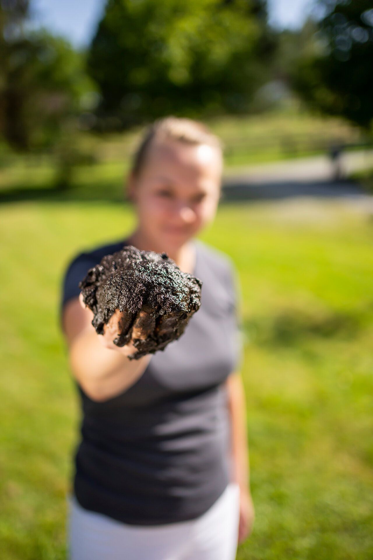 Inmitten der idyllischen Natur wird eine wohltuende Moorpackung genossen, die Körper und Geist revitalisiert. Die sanfte Umarmung des Moores verspricht Entspannung und Erholung, während die Sonne über die sanften Hügel strahlt. Ein perfekter Moment, um die heilenden Kräfte der Natur zu erleben.