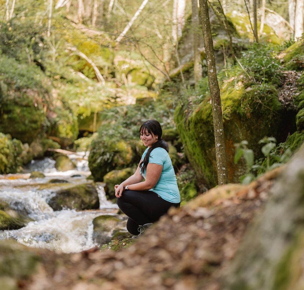 In der idyllischen Ysperklamm umarmt die Natur die Wanderer mit sanften Geräuschen des plätschernden Wassers und dem Duft von frischem Moos. Die üppige Vegetation und die schroffen Felsen schaffen eine harmonische Kulisse, die zum Verweilen und Entspannen einlädt.
