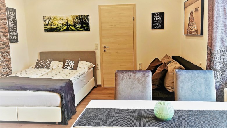 Bed-sitting room with bed/couch, © Apartment Sonne, Fotograf Mag. Verena Schrammel