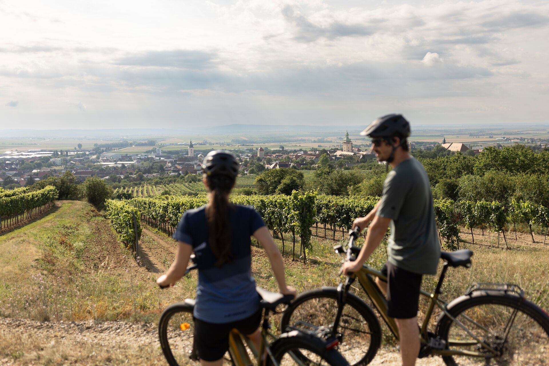 Die sanften Hügel des Weinviertels laden zu einer erfrischenden Radtour ein. Umgeben von üppigen Weinreben und malerischen Ausblicken genießen die Radfahrer die Ruhe der Natur und die frische Luft. Ein perfekter Ort, um die Schönheit der Landschaft zu erleben und die Seele baumeln zu lassen.
