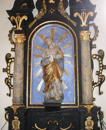 Barocke Skulptur der Schmerzmadonna in einem reich verzierten Altar.