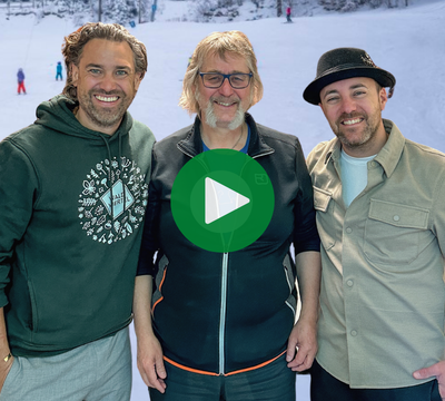 3 Personen vor einer Skipiste mit Blick in die Kamera