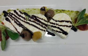 Mozzarellaterrine mit Paradeisermarmelade, © https://www.waldviertel.at/kulinarik-wirtshaus-hirsch-delikatessen