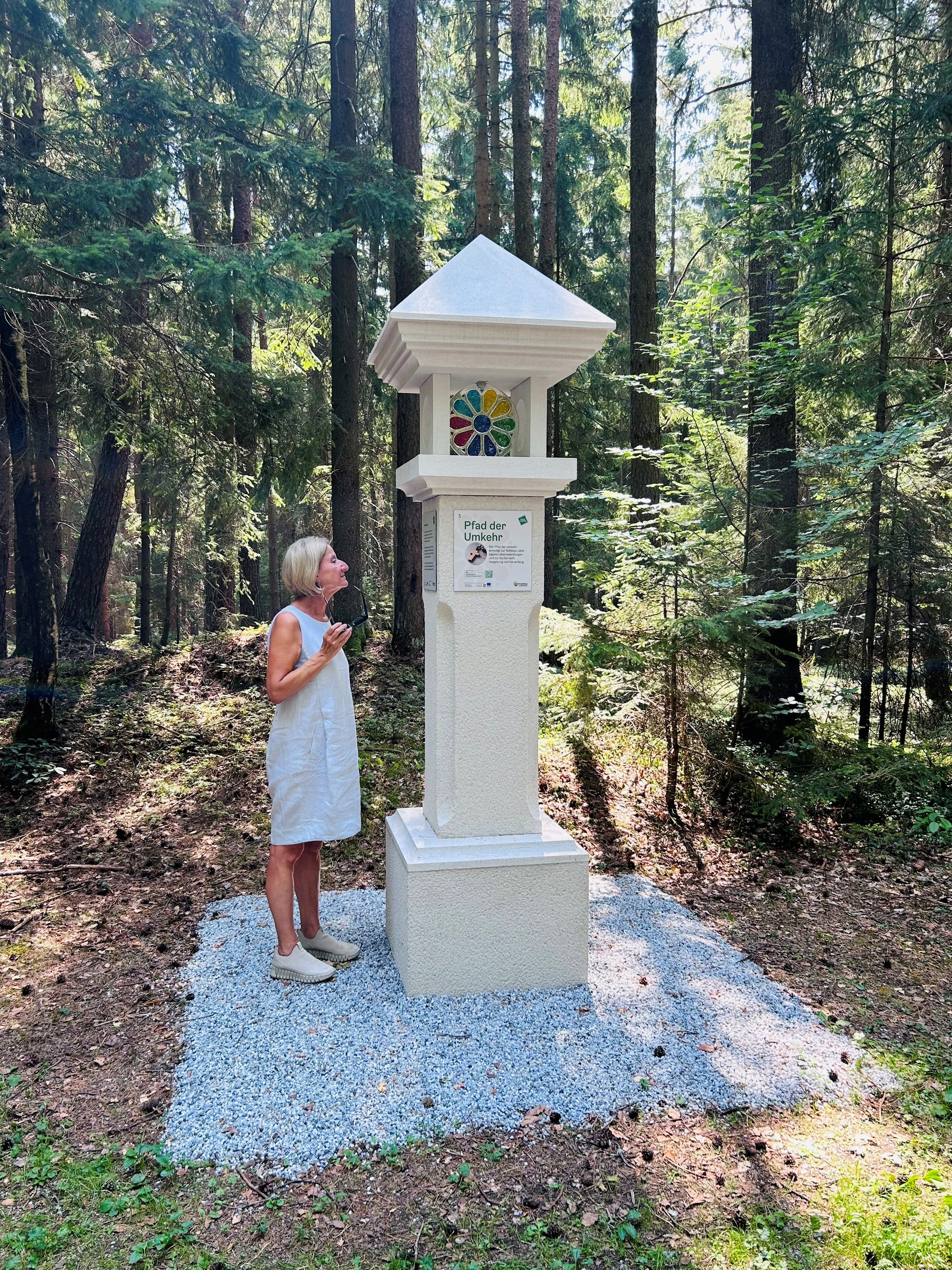 Marterl mit Landeshauptfrau