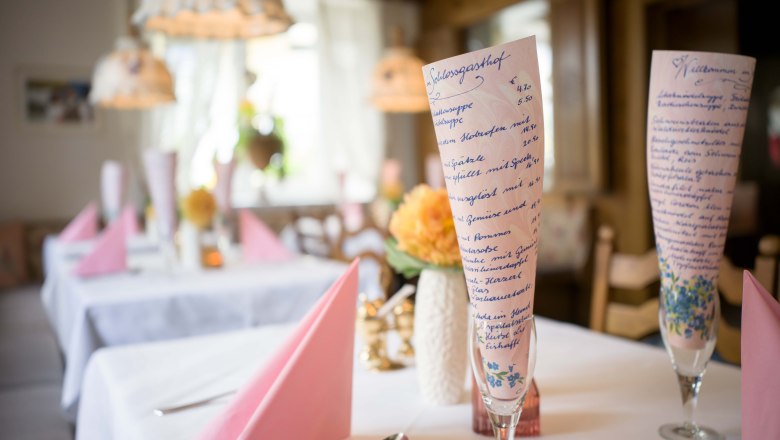 Gedeckter Tisch im Gastraum vom Schlossgasthof Artstetten